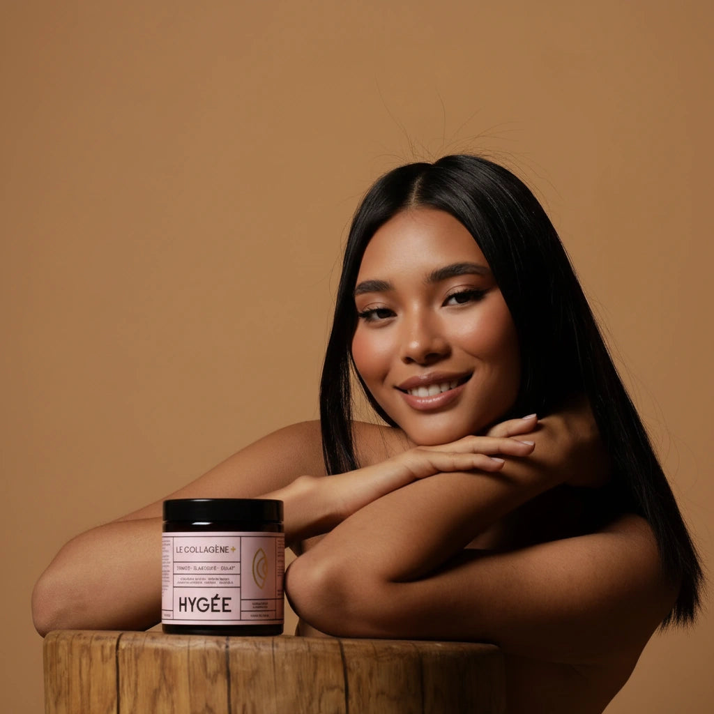 A smiling model with glowing skin rests her chin on her arms, showcasing the radiant results of HYGÉE Le Collagène+ beauty supplement.